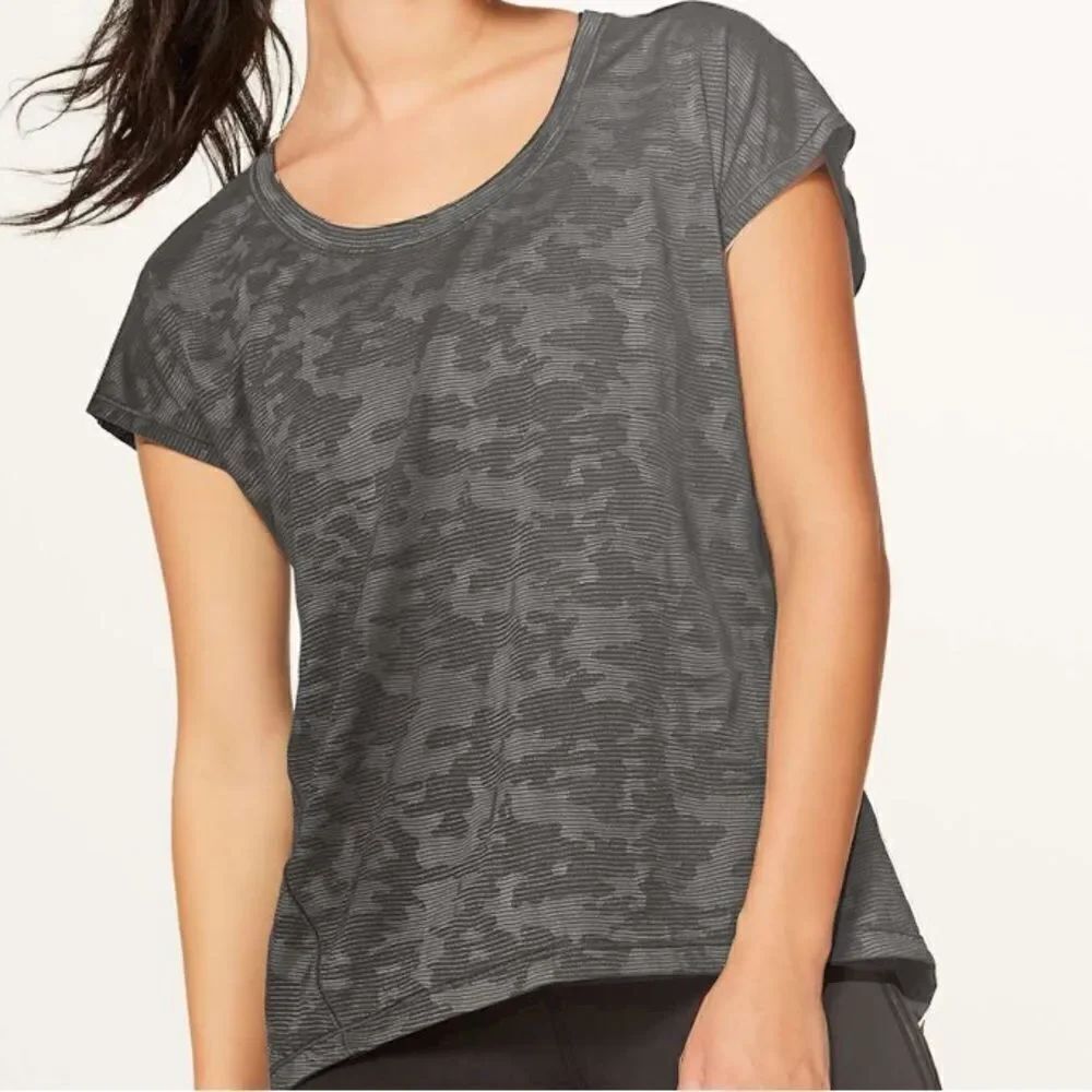 Lululemon Miles Ahead Short Sleeve (Camo) in Size 4